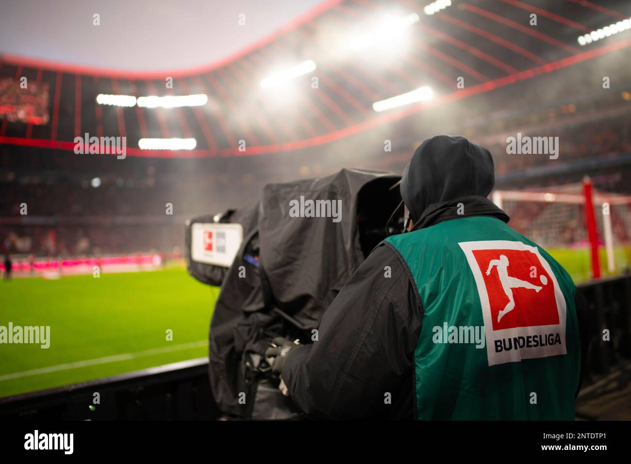Cameraman con logo Bundesliga su telecamera, guida neve, Allianz Arena, Monaco, Baviera, Germania Foto Stock