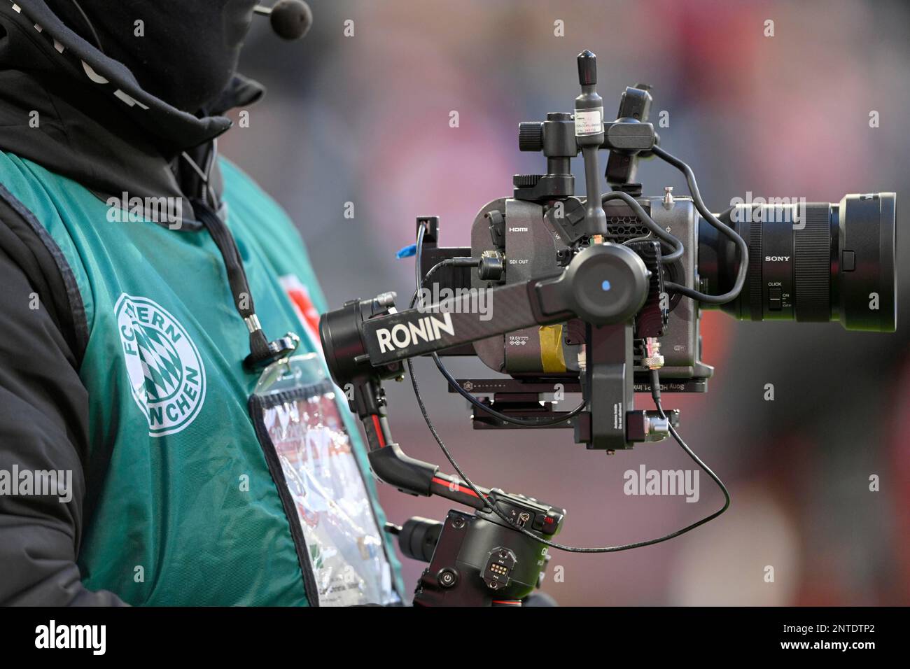 Telecamera Sony su DJI Ronin-S, stabilizzatore a 3 assi, Allianz Arena, Monaco, Baviera, Germania Foto Stock