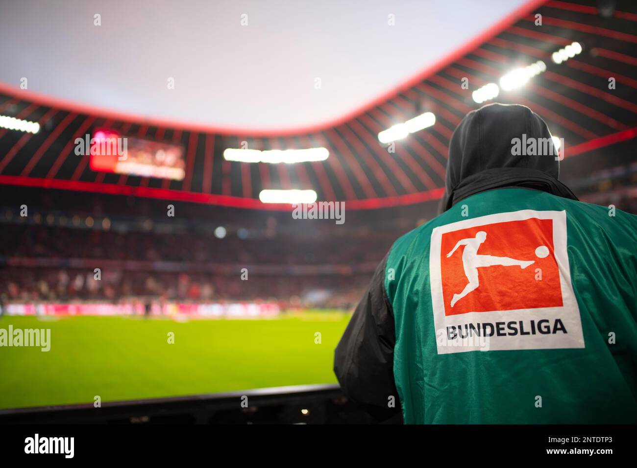 Cameraman con logo Bundesliga su telecamera, guida neve, Allianz Arena, Monaco, Baviera, Germania Foto Stock