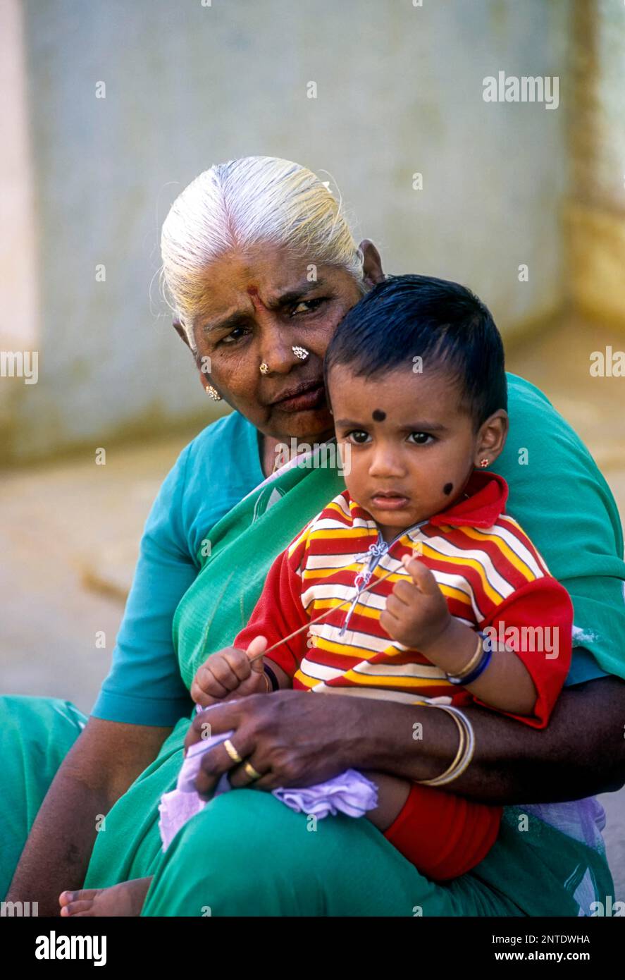 Nonna e nipote a Kalpathy vicino Palakkad, Kerala, India, Asia Foto Stock