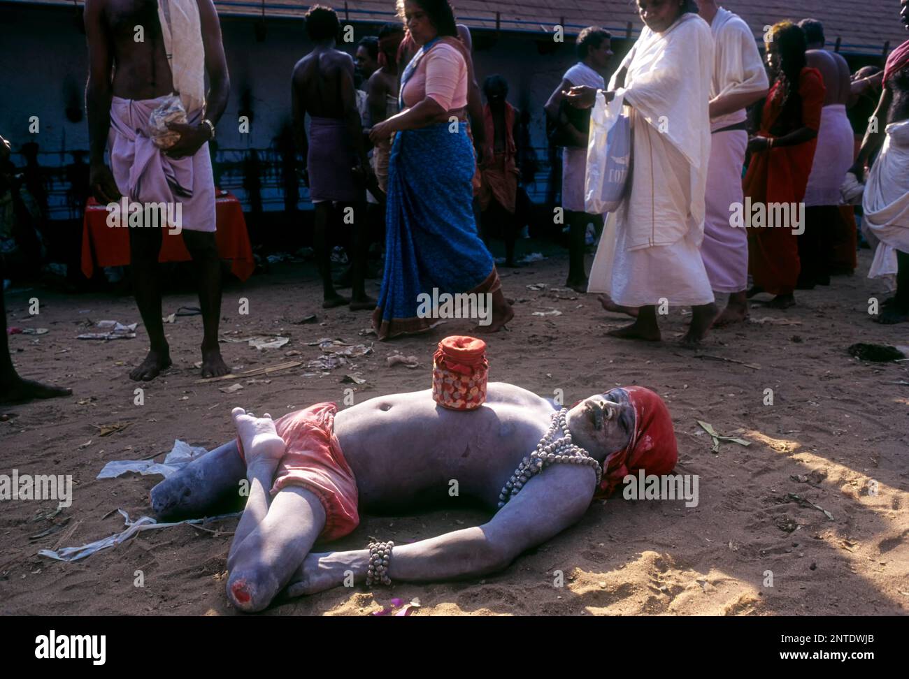 Un mendicante di amputee al festival di Bharani a Kodungallur, Kerala, India, Asia Foto Stock