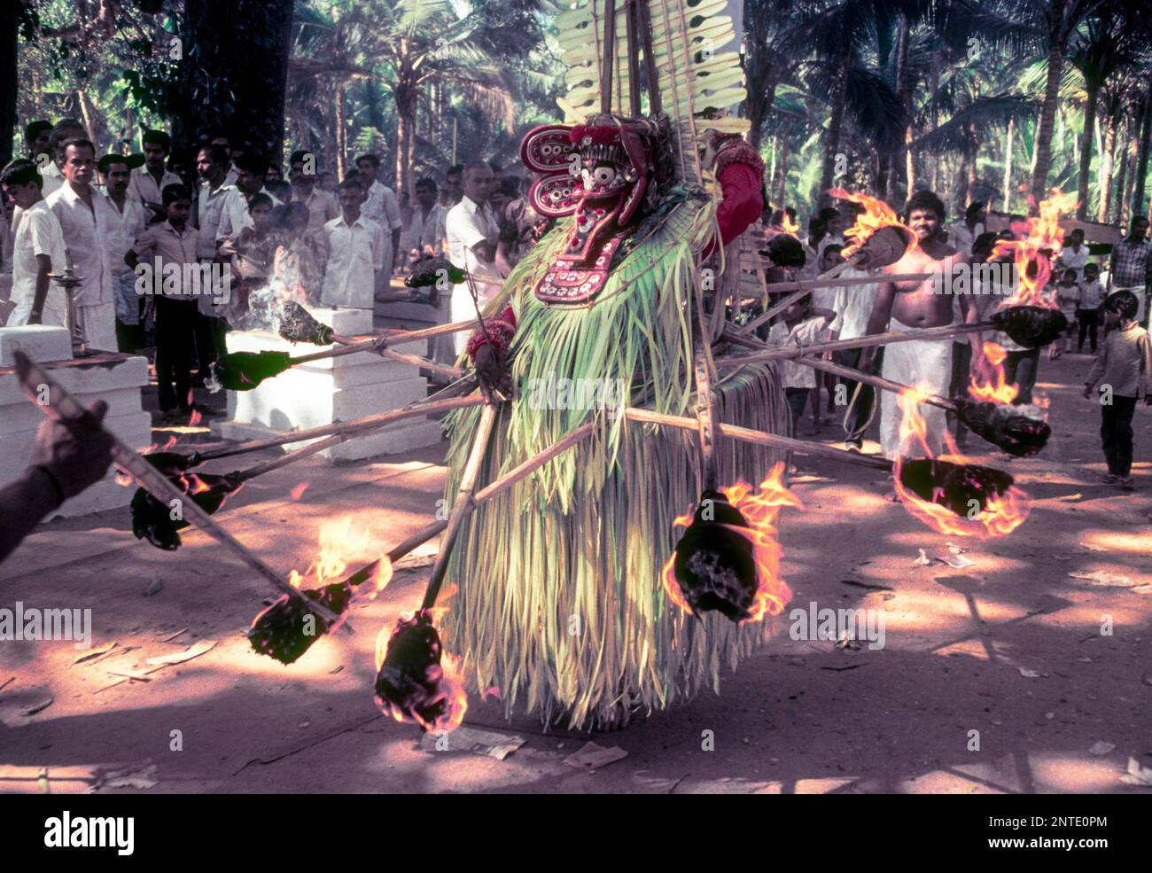 Kandakarnan Theyyam, Dio che gioca con la forma d'arte rituale del fuoco del Kerala, India del sud, India, Asia Foto Stock