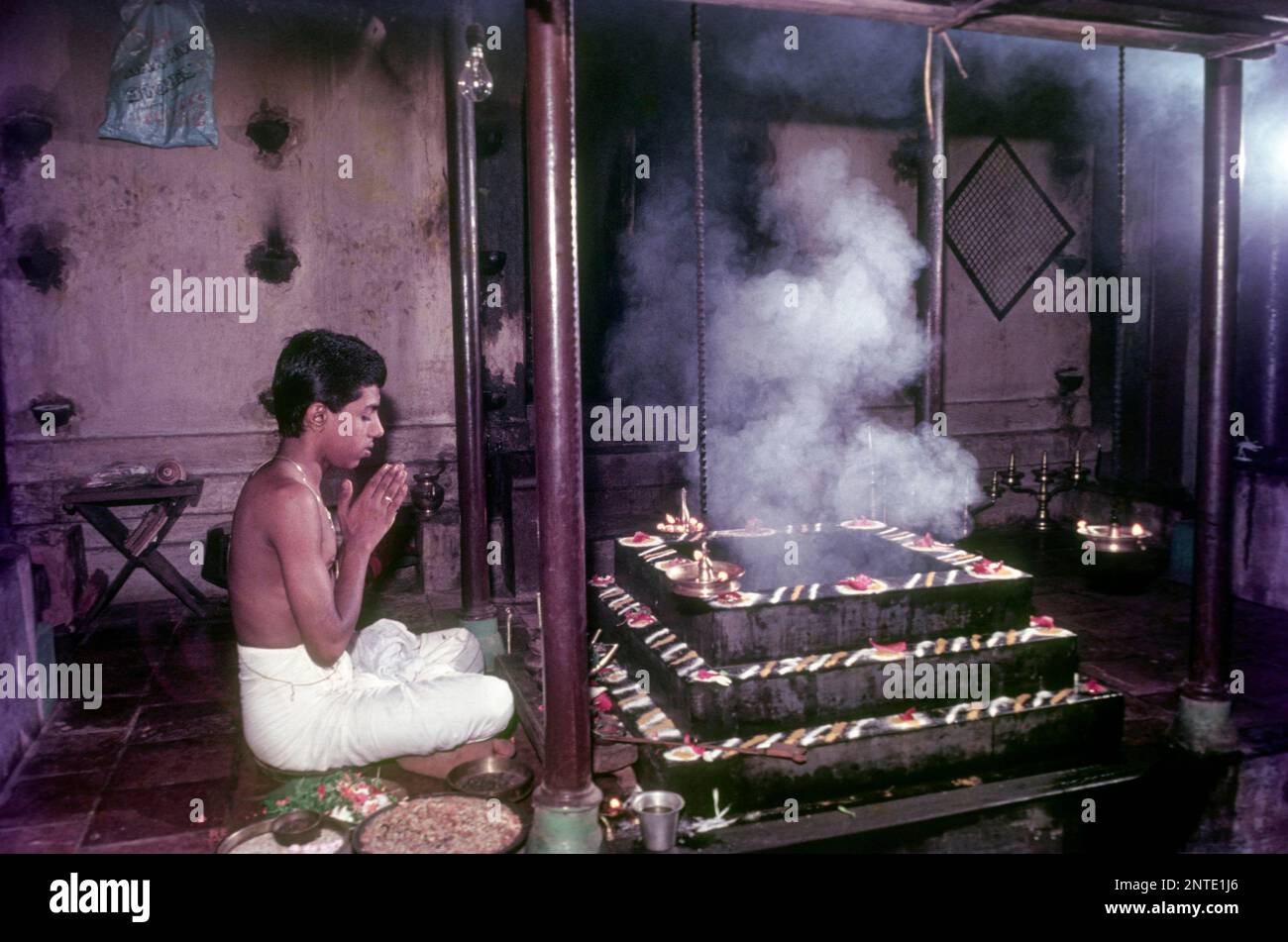 Un uomo che esegue Pooja Agni Havana Homa Kunda Pooja indiano tradizionale Pooja, Kerala, India del Sud, India, Asia Foto Stock