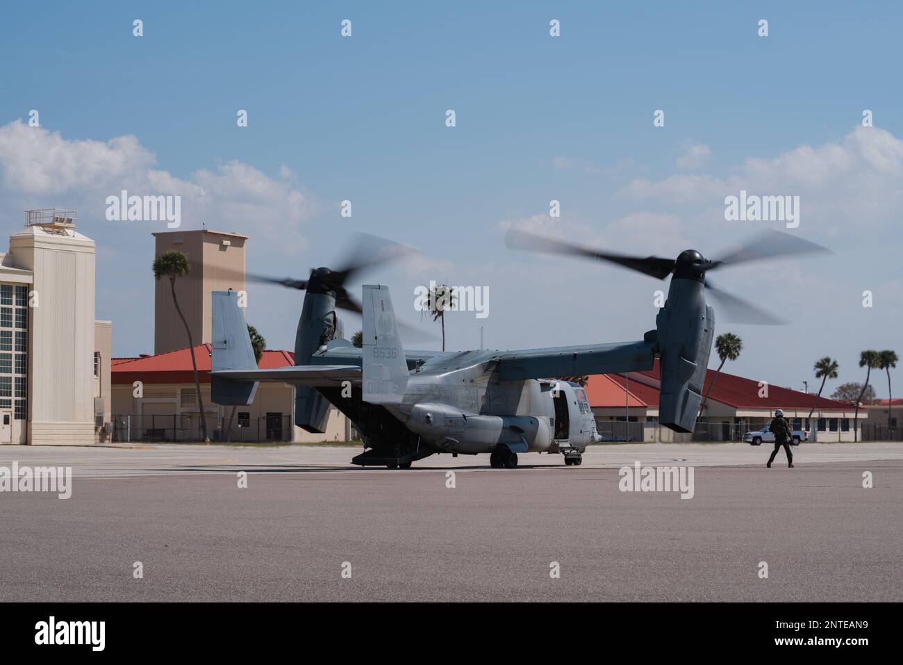 Un aereo di Osprey MV-22 assegnato al gruppo di aerei marini 26, Marine Corps Air Station New River, North Carolina, taxi sulla linea di volo alla base dell'aeronautica militare di MacDill, Florida, 23 febbraio 2023. La missione di MV-22 per gli Stati Uniti Il corpo marino è il trasporto di truppe, attrezzature e forniture da navi e basi terrestri per l'assalto di combattimento e il sostegno all'assalto. (STATI UNITI Air Force foto di Senior Airman Joshua Hastings) Foto Stock