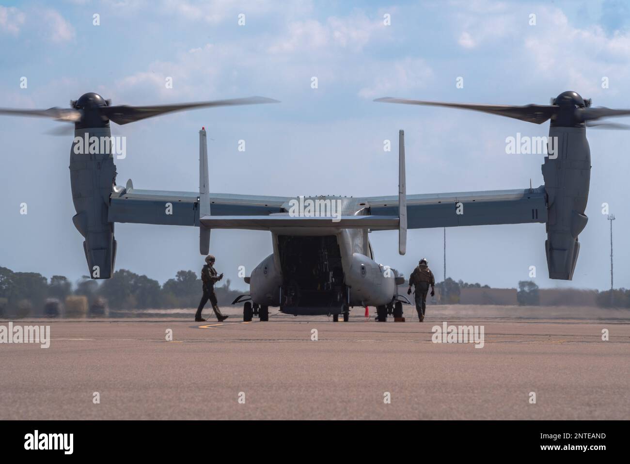I Marines assegnati al Marine Medium Tiltrotor Squadron 162 eseguono un controllo pre-volo per un aeromobile Osprey MV-22 assegnato al Marine Aircraft Group 26, Marine Corps Air Station New River, North Carolina, presso la base dell'aeronautica militare MacDill, Florida, 23 febbraio 2023. La missione di MV-22 per gli Stati Uniti Il corpo marino è il trasporto di truppe, attrezzature e forniture da navi e basi terrestri per l'assalto di combattimento e il sostegno all'assalto. (STATI UNITI Air Force foto di Senior Airman Joshua Hastings) Foto Stock