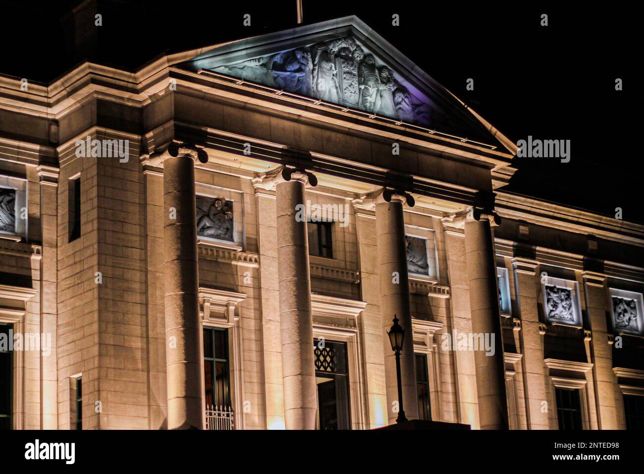 Di fronte al museo delle belle arti di notte a Quebec City. Moderna architettura romana con colonne in marmo. Foto Stock