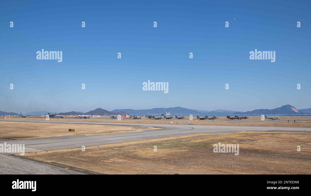 STATI UNITI Marine Corps e Japan Maritime Self-Defense Force fase di volo durante una dimostrazione di capacità al corpo Marino Air Station Iwakuni, Giappone, 27 febbraio 2023. La dimostrazione ha incluso un US Corpo marino UC-12W Huron assegnato alla sede centrale e alla sede centrale, MCAS Iwakuni; due F-35B Lightning IIS e un KC-130J Super Hercules assegnato a Marine Aircraft Group (MAG) 12, 1st Marine Aircraft Wing (MAW); tre Stati Uniti Navy F/A-18E Super Hornets, F/A-18F Super Hornet, EA-18G Growler, e-2 Hawkeye e C-2 Greyhound assegnati a Carrier Air Wing (CVW) Five; e un JMSDF US-2, EP-3, OP-3C, UP Foto Stock