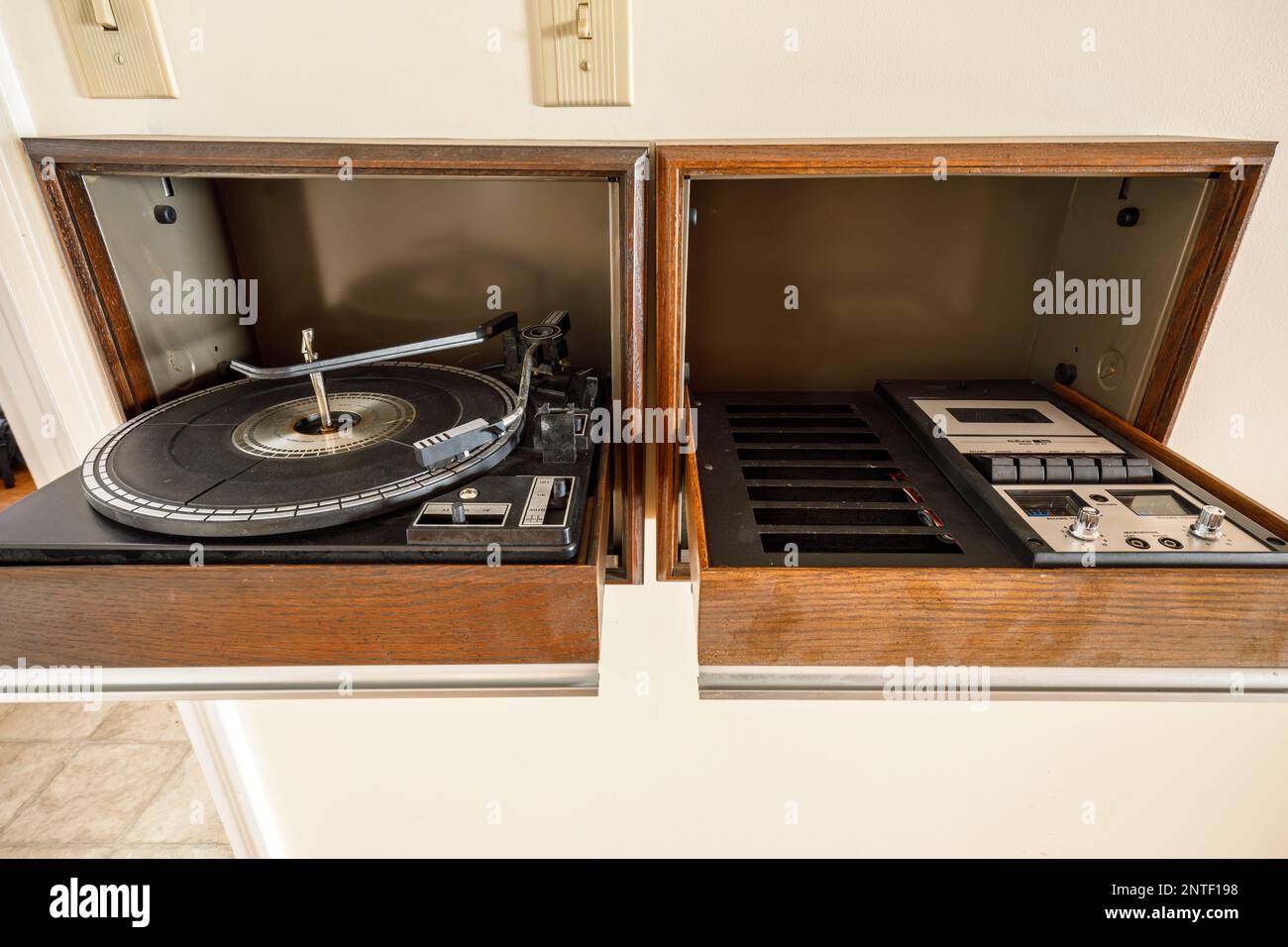 Un lettore di dischi e un deck di cassette incorporati nella parete. Questa casa è stata da allora demolita Foto Stock