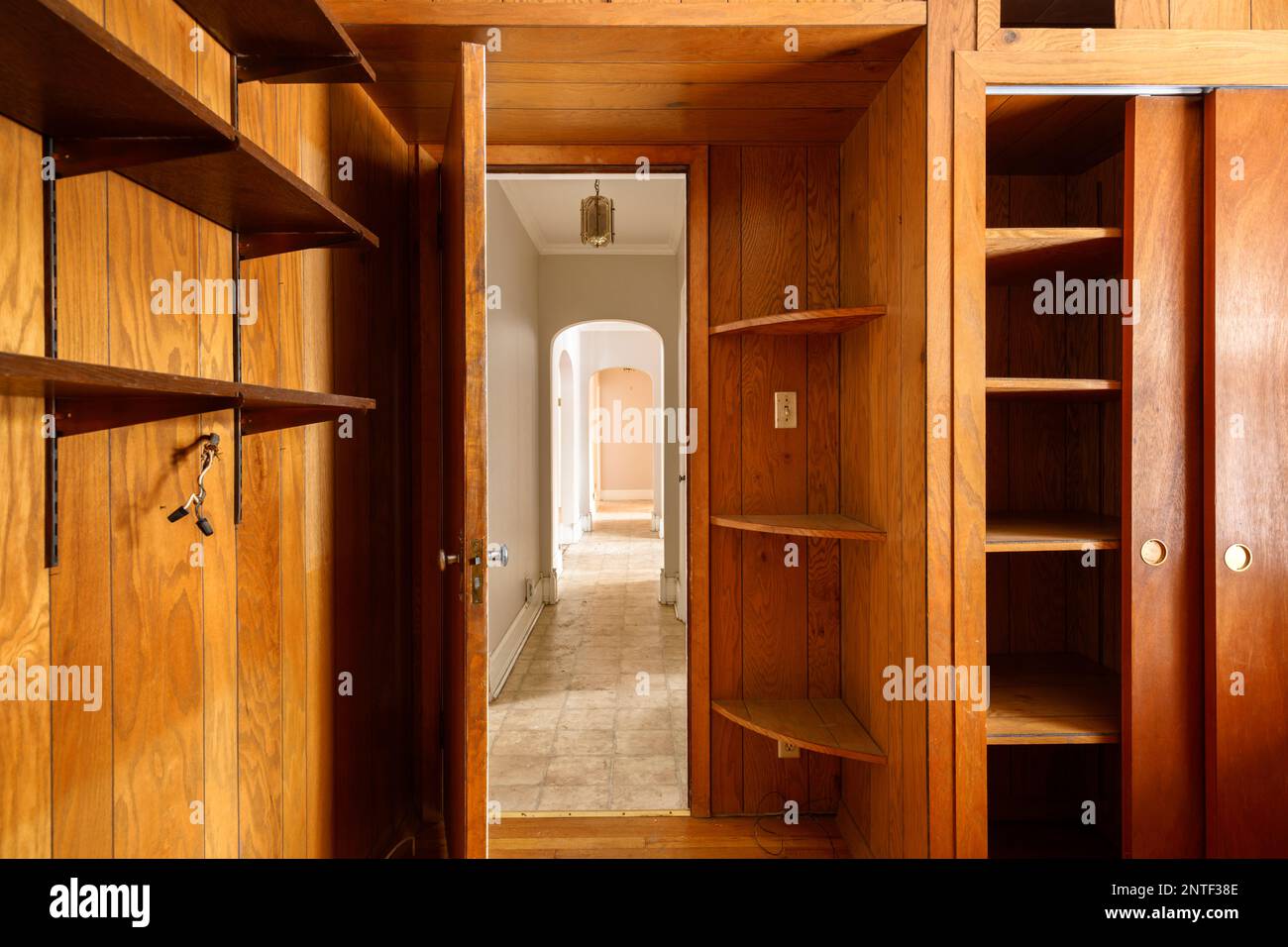 Costruito in armadi e scaffali con pannelli in legno e un lungo corridoio. Questa casa è stata da allora demolita Foto Stock