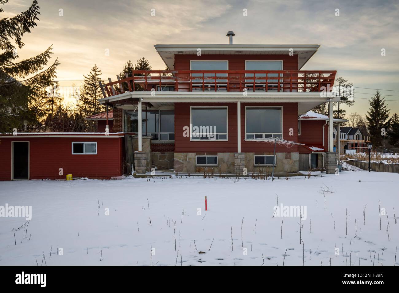 Vista posteriore di una casa moderna di metà secolo. Questa casa è stata da allora demolita Foto Stock