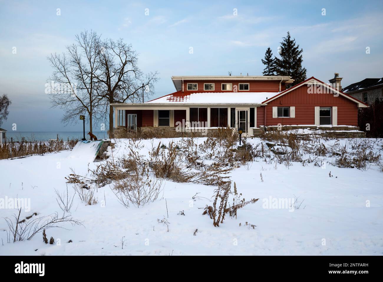 Vista dalla parte anteriore di una casa moderna di metà secolo. Questa casa è stata da allora demolita Foto Stock