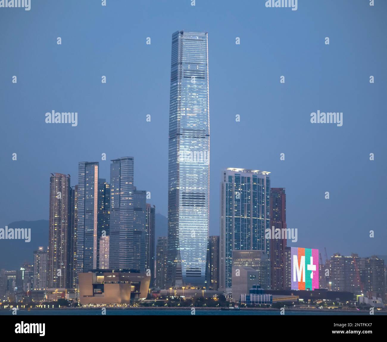 L'ICC International Commerce Centre e il nuovissimo museo M+ di cultura visiva di Hong Kong, Victoria Harbour, Hong Kong, Cina. Foto Stock