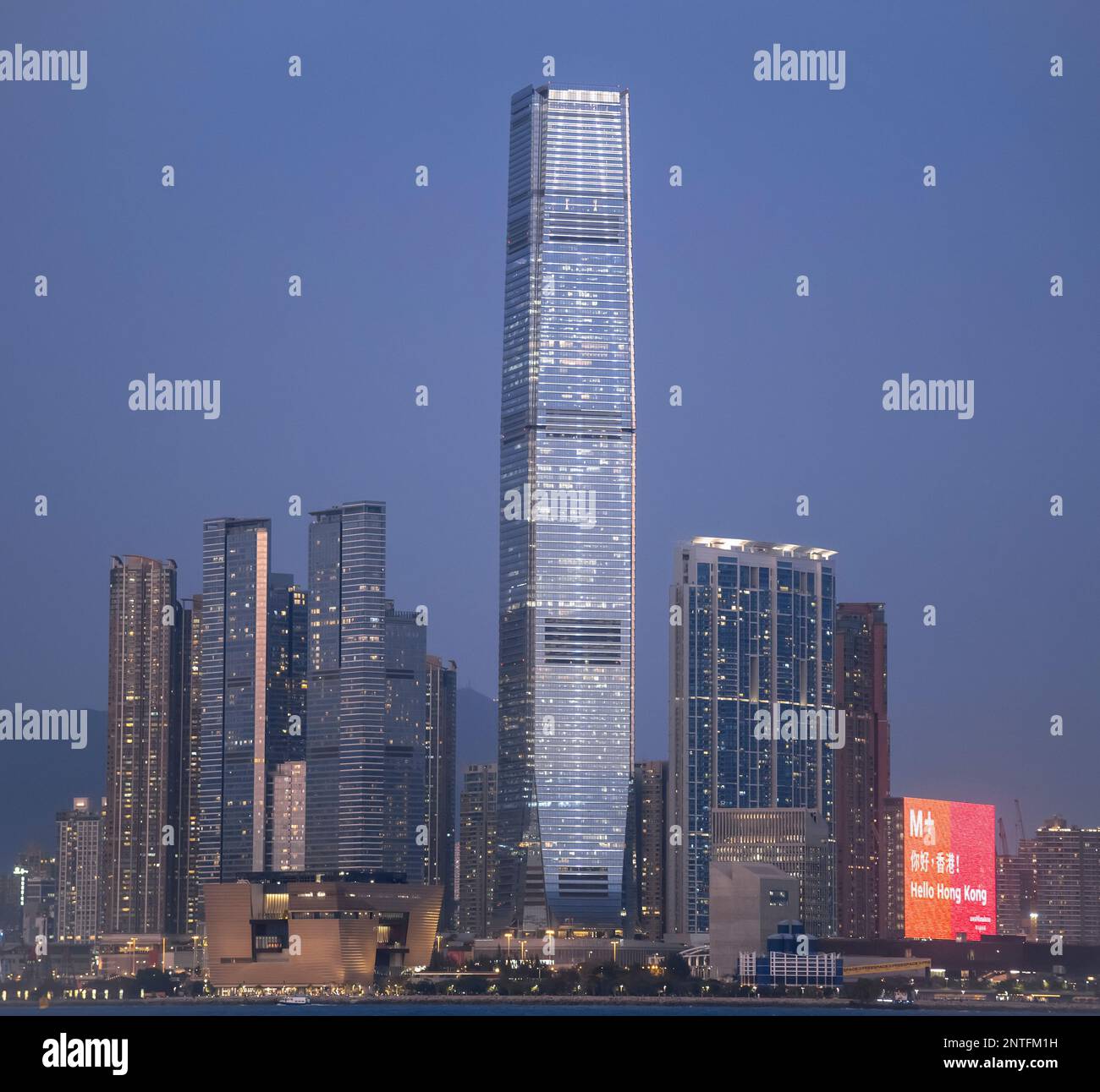 L'ICC International Commerce Centre e il nuovissimo museo M+ della cultura visiva di Hong Kong, con il porto Victoria "Hello Hong Kong", Hong Kong, Foto Stock