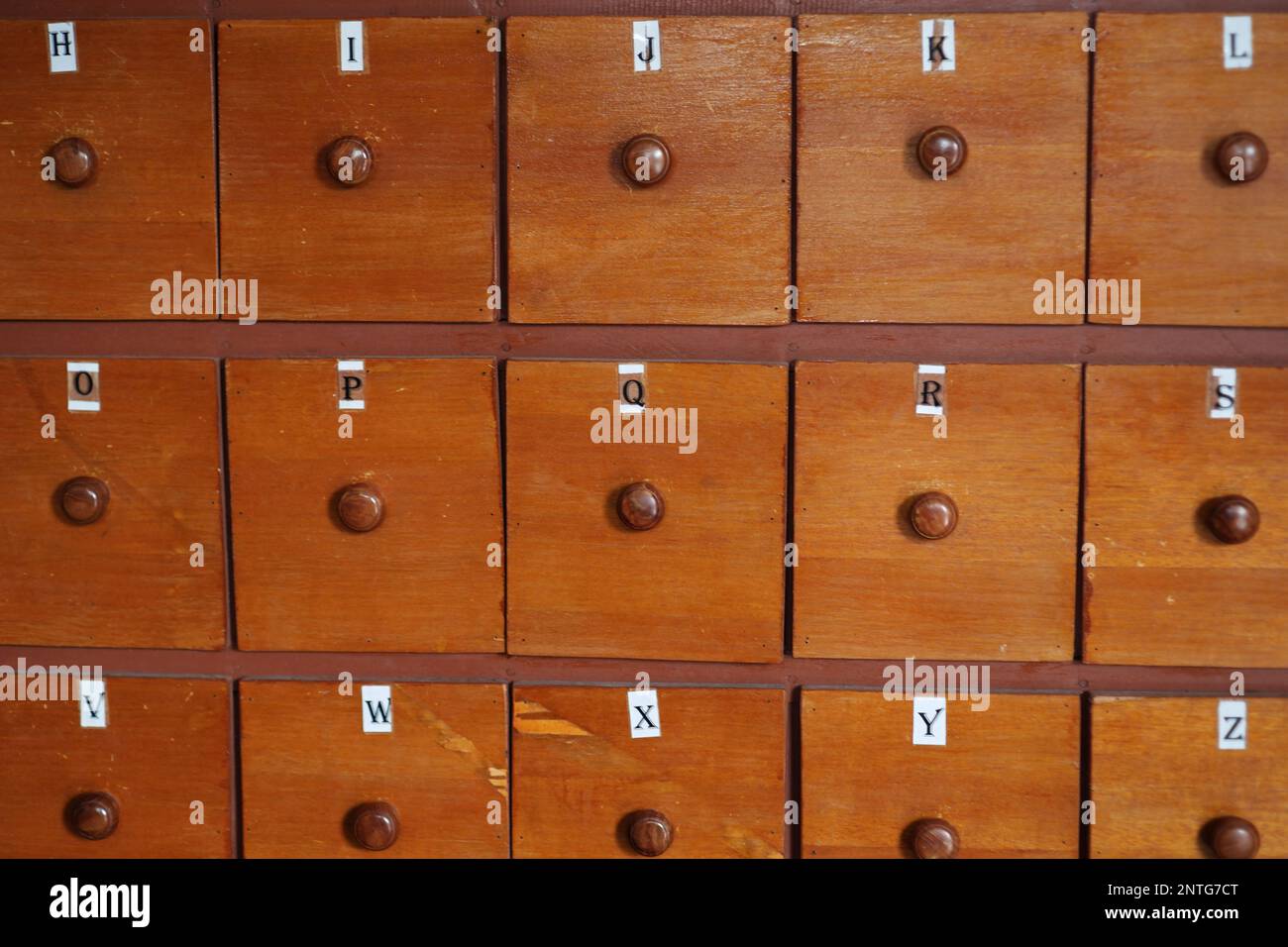 Armadietti in legno con sequenza di numeri all'interno della biblioteca della scuola Foto Stock