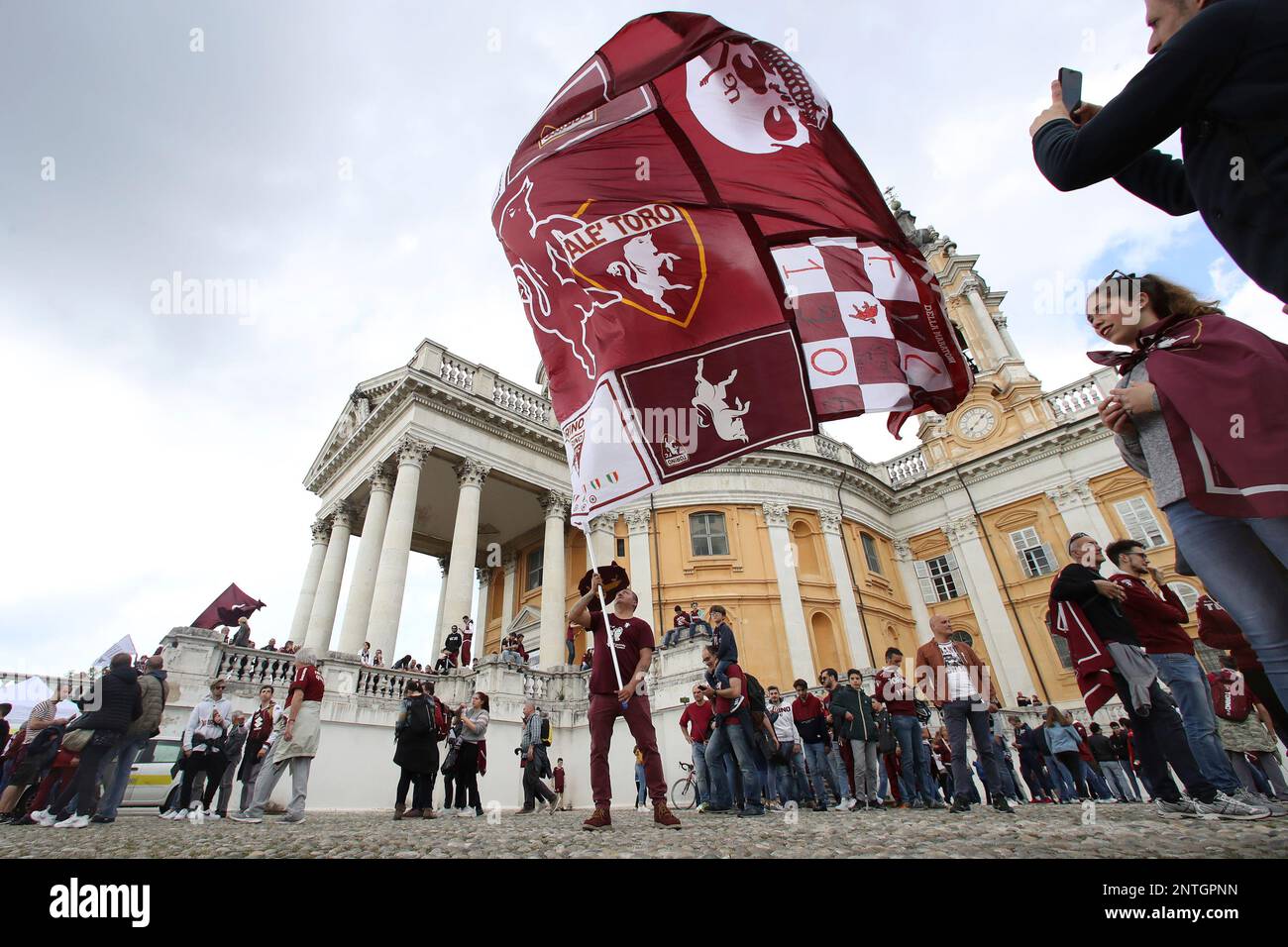 May 4, 2019 - Turin, United Kingdom - Fans wave flags during the memorial service for the victims of the Superga Air disaster at the Superga Cathedral, Turin. Picture date: 4th May 2019. Picture credit should read: Jonathan Moscrop/Sportimage(Credit Image: © Jonathan Moscrop/CSM via ZUMA Wire) (Cal Sport Media via AP Images) Foto Stock