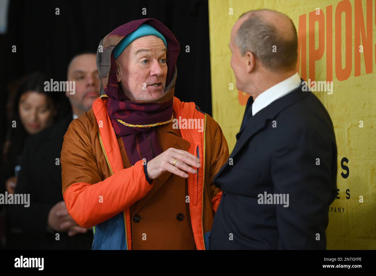 New York, Stati Uniti. 27th Feb, 2023. Il cantante STATUNITENSE Michael Stipe (l) e l'attore Woody Harrelson (r) parlano alla prima di ‘Champions’ all'AMC Lincoln Square Theater di New York, NY, 27 febbraio 2023. (Foto di Anthony Behar/Sipa USA) Credit: Sipa USA/Alamy Live News Foto Stock