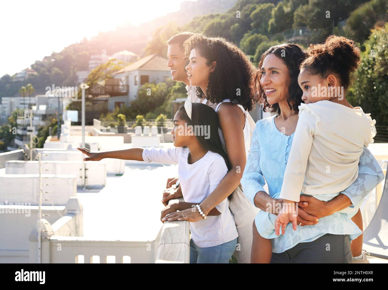 Famiglia, viaggi e genitori con bambini sul balcone per vacanze, weekend e vacanze insieme in Italia. Viaggiare, amare e madre, padre e bambini Foto Stock