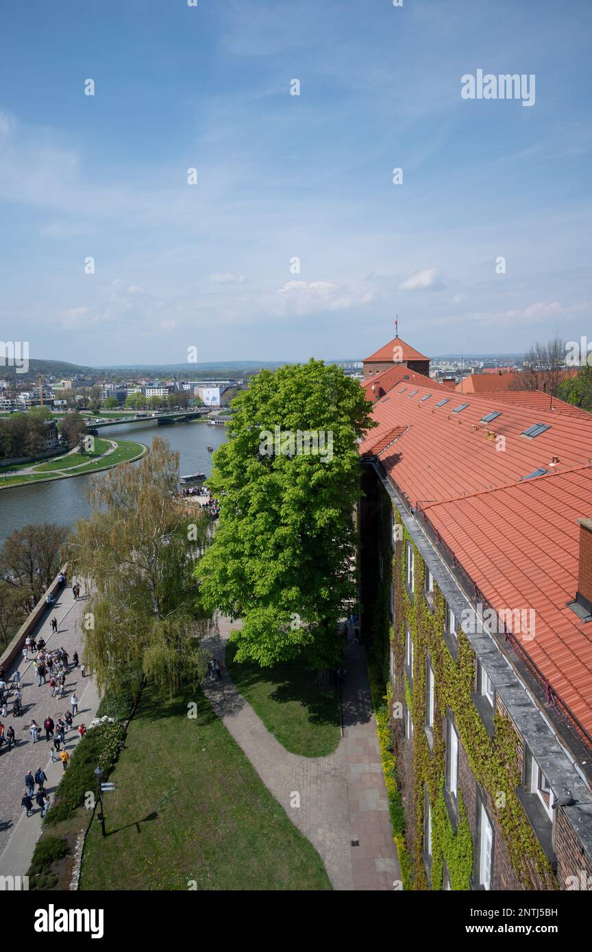 Vista aerea delle pittoresche mura del castello di Wawel, il sito più importante dal punto di vista storico e culturale nel centro di Kraków, in Polonia. Foto Stock