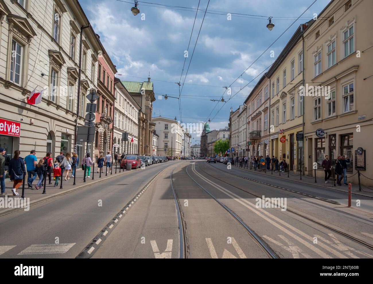 Vista delle principali strade centrali con edifici antichi, negozi esclusivi, ristoranti e caffetterie a Cracovia, Polonia. Foto Stock