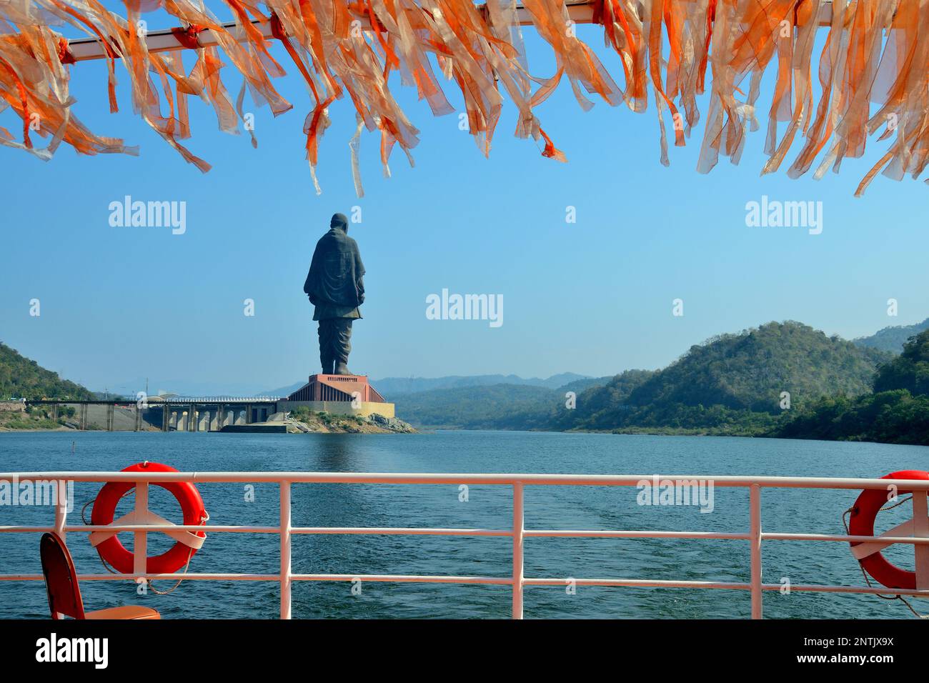 Statua dell'unità, vista da Ekta Cruise, statua colossale, la statua più alta del mondo, situata nella colonia di Kevadia, Gujarat, India Foto Stock