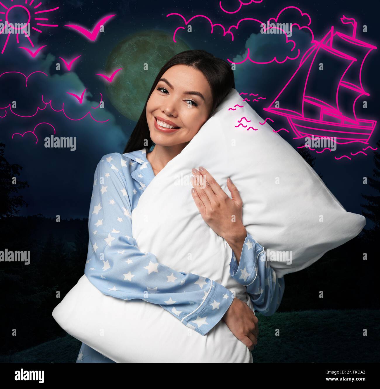 Bella donna asiatica che tiene il cuscino sognando circa viaggio, cielo di notte con la luna piena sullo sfondo Foto Stock