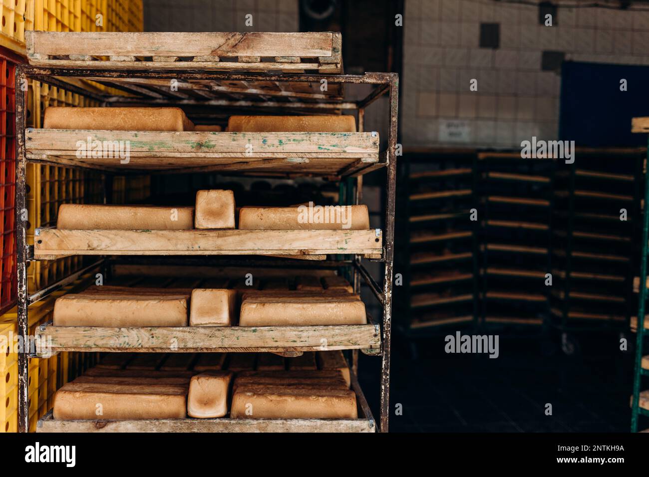 Pane fresco solo cotto su un carrello di legno rack. Carrello in legno con pane per la cottura appena estratto dal forno, un sacco di pagnotte bianche. Foto Stock