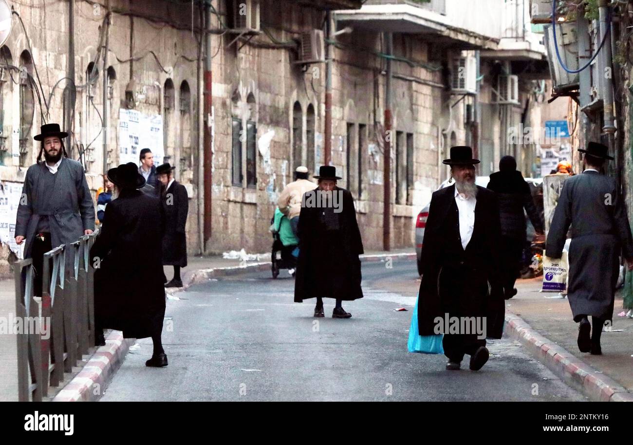 Haredi Judaism, ultra-Orthodox Judaism, men wearing a black suit and a black hat are pictured in Mea Shearim, one of the oldest Jewish neighborhoods, in Jerusalem, Israel on April 2, 2019. ( The Yomiuri Shimbun via AP Images ) Foto Stock