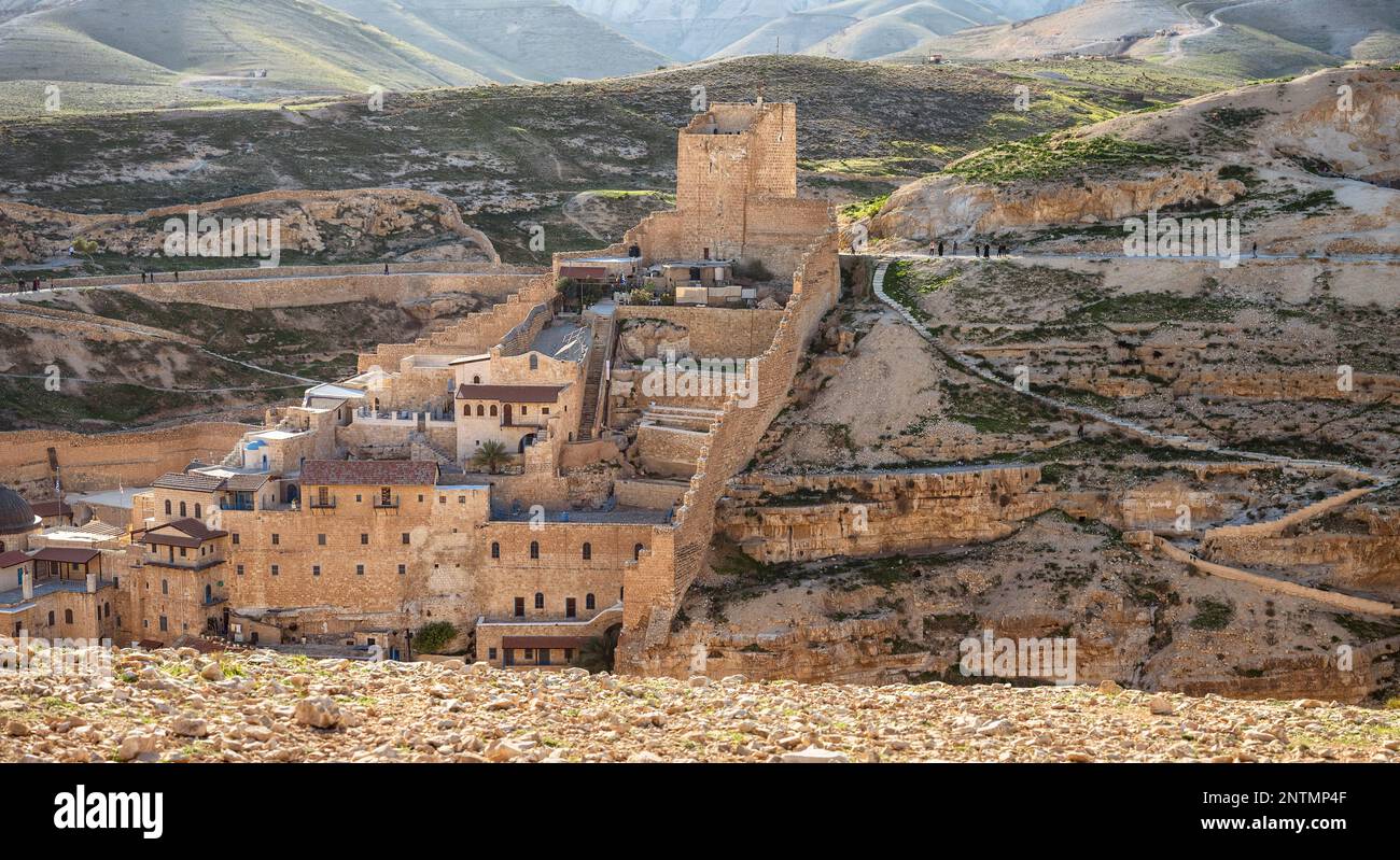 Sezione settentrionale dell'antico monastero bizantino di Mar Saba costruito sul lato di una scogliera sopra il letto del torrente Wadi Kidron nel deserto della Giudea nel Foto Stock