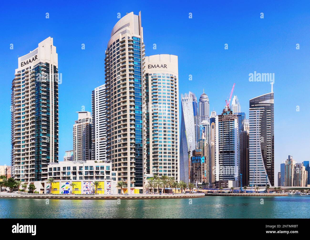 Dubai, Emirati Arabi Uniti, gennaio 11 2023: Canale e passeggiata di lusso di Dubai Marina in una bella giornata estiva, Dubai, Emirati Arabi Uniti Foto Stock