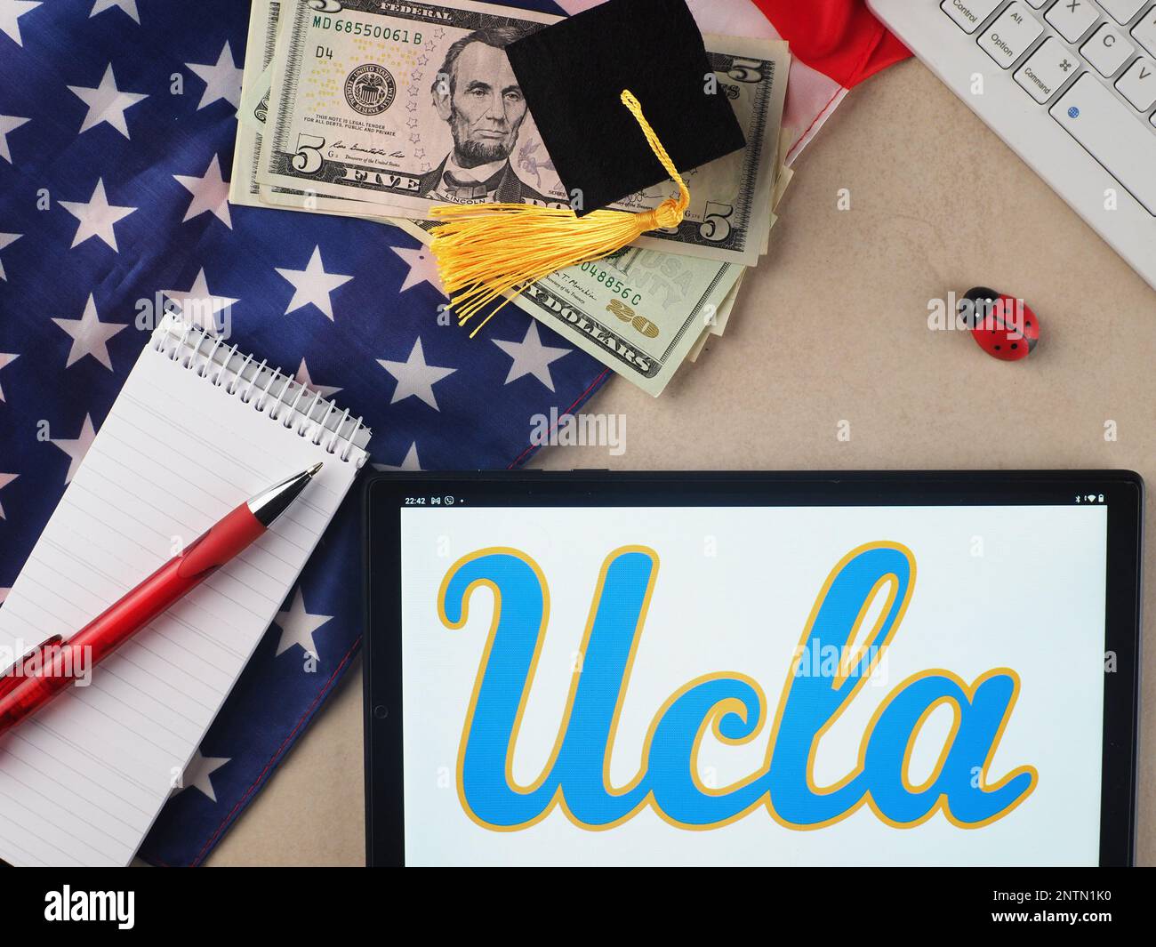 Iin questa illustrazione, University of California, Los Angeles (UCLA) logo visto su un tablet. Foto Stock