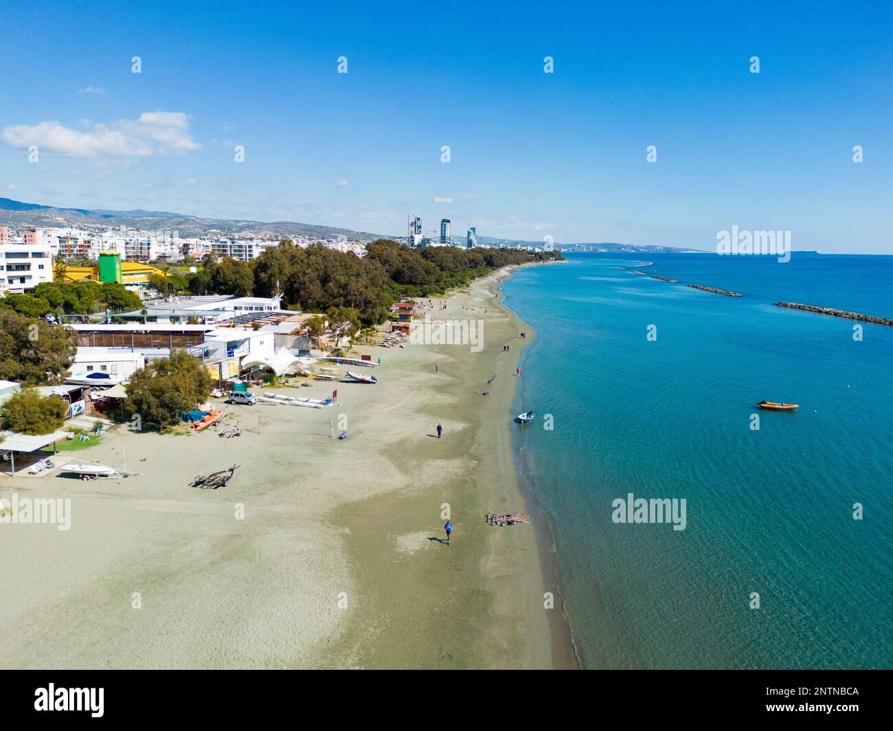 Una vista generica del Limassol Front Seaside, da Dasoudi Beach, l'inizio della zona turistica. Foto Stock