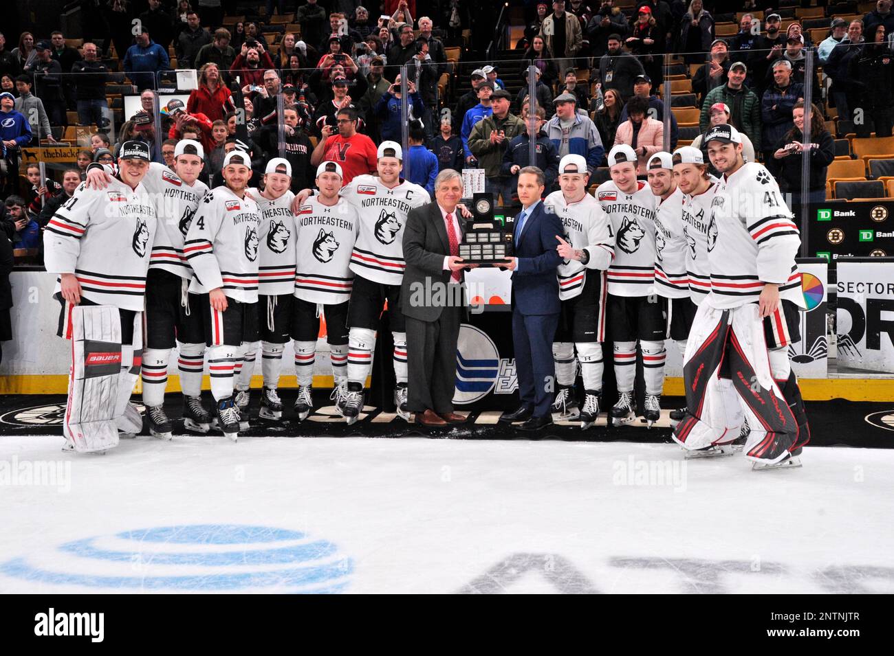 BOSTON, MA - MARCH 23: Northeastern players stand with their coach to collect the trophy for winning the Hockey East Title. During the Hockey East Championship game featuring the Northeastern University Huskies against the Boston College Eagles on March 23, 2019 at TD Garden in Boston, MA. (Photo by Michael Tureski/Icon Sportswire) (Icon Sportswire via AP Images) Foto Stock