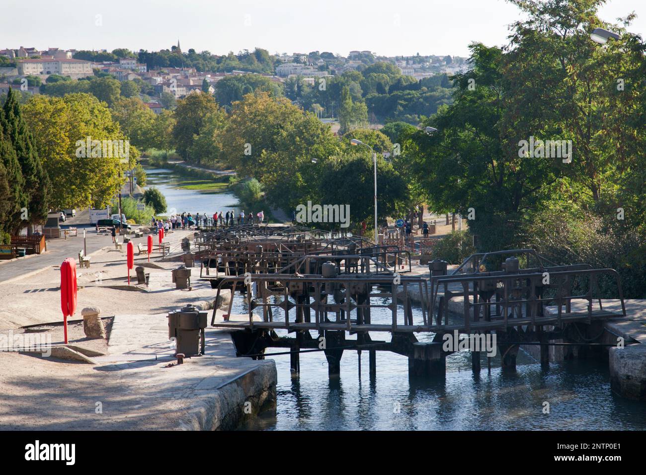 Francia, Beziers, il neuf écluses (otto chiuse e nove porte) de Fonseranes lungo il Canal du Midi. Foto Stock