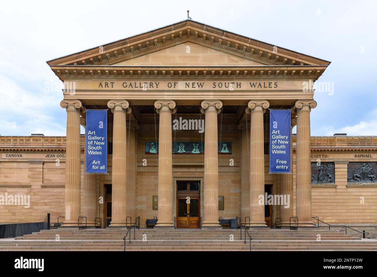 La facciata della Galleria d'Arte del nuovo Galles del Sud con colonne ioniche Foto Stock