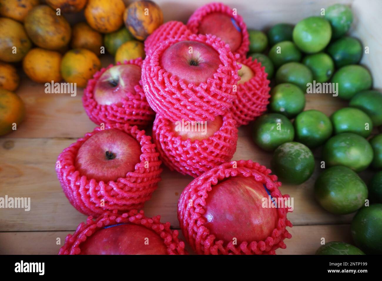 Tangerini, mele, ananas freschi dal giardino Foto Stock