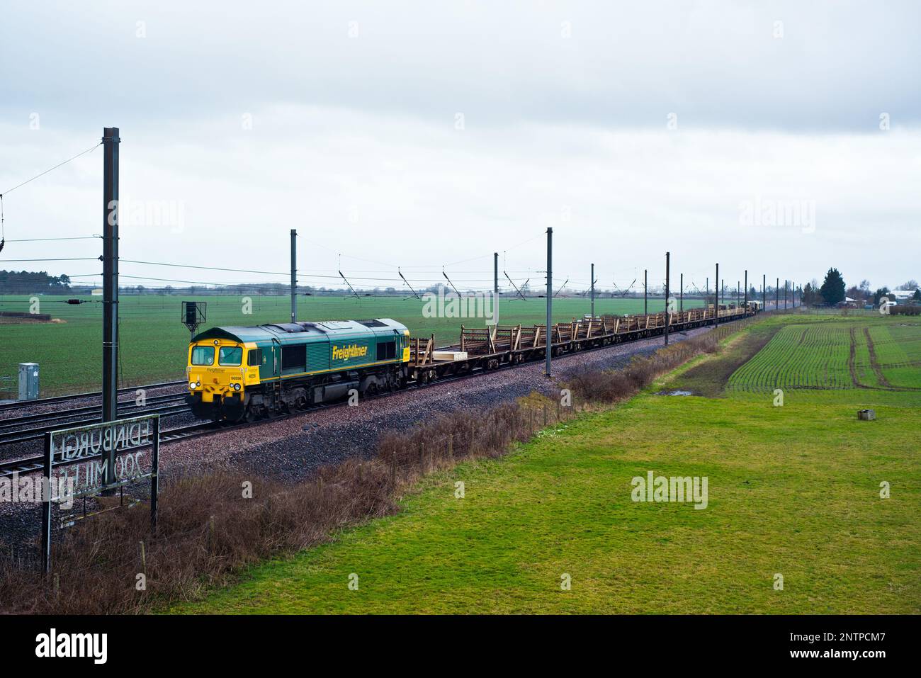 Classe 66556 il venerdì a Shipton di Beningborough, North Yorkshire, Inghilterra Foto Stock