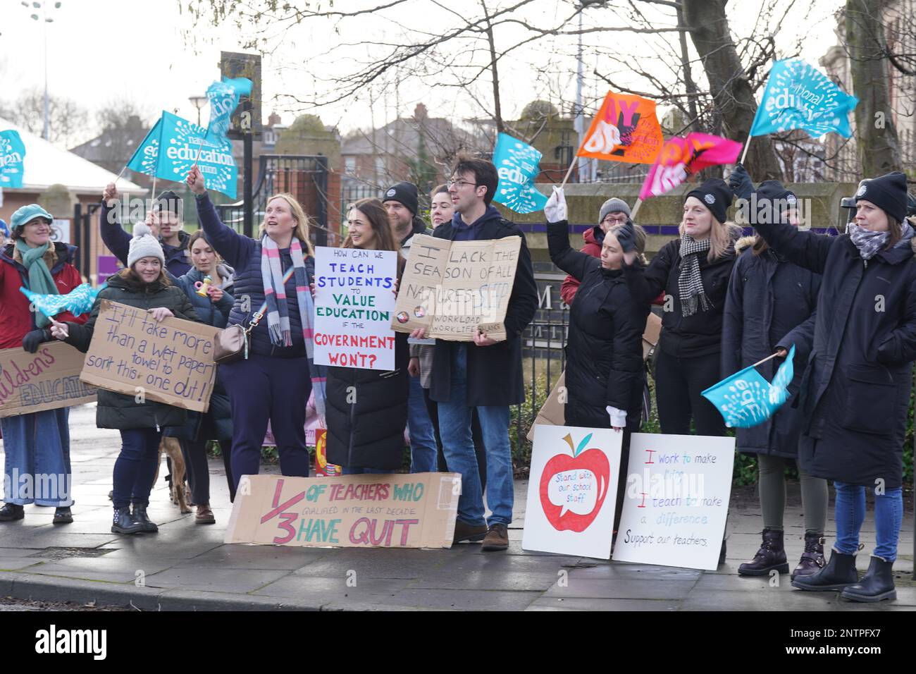 I membri della National Education Union (NEU) sulla linea di picket al di fuori della Marden Bridge Middle School di Whitley Bay, mentre gli insegnanti nel nord dell'Inghilterra iniziano il primo di tre giorni di azione di sciopero a livello nazionale in una lunga disputa sulla retribuzione. Data immagine: Martedì 28 febbraio 2023. Foto Stock