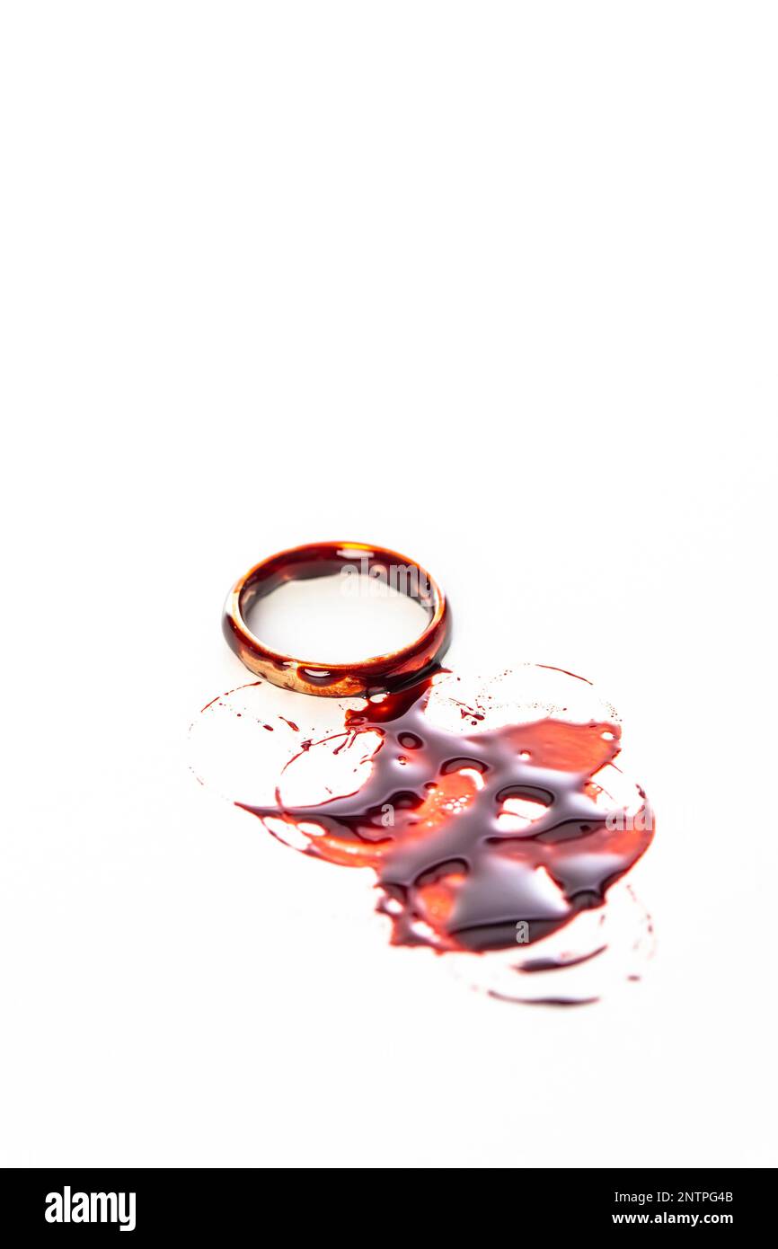 anello di nozze d'oro sanguinato su sfondo bianco Foto Stock