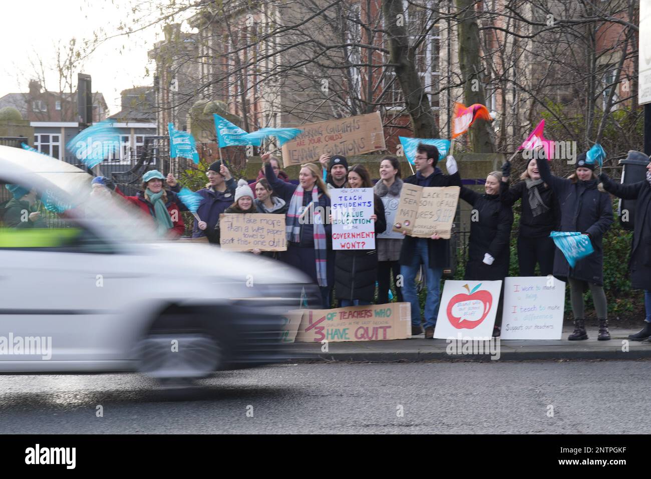 I membri della National Education Union (NEU) sulla linea di picket al di fuori della Marden Bridge Middle School di Whitley Bay, mentre gli insegnanti nel nord dell'Inghilterra iniziano il primo di tre giorni di azione di sciopero a livello nazionale in una lunga disputa sulla retribuzione. Data immagine: Martedì 28 febbraio 2023. Foto Stock