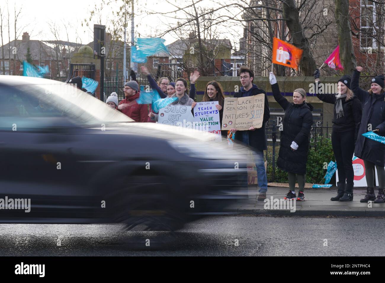 I membri della National Education Union (NEU) sulla linea di picket al di fuori della Marden Bridge Middle School di Whitley Bay, mentre gli insegnanti nel nord dell'Inghilterra iniziano il primo di tre giorni di azione di sciopero a livello nazionale in una lunga disputa sulla retribuzione. Data immagine: Martedì 28 febbraio 2023. Foto Stock