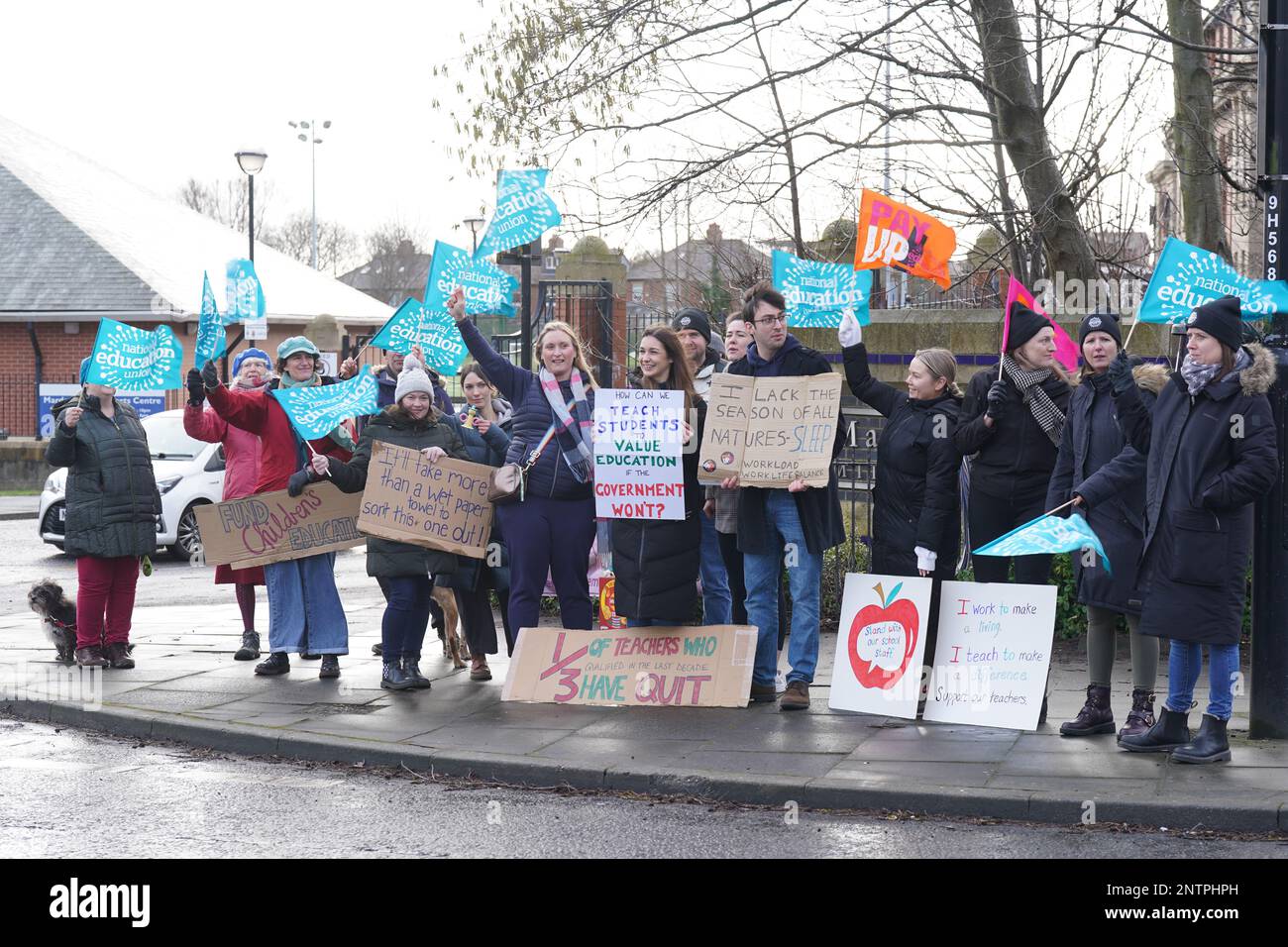 I membri della National Education Union (NEU) sulla linea di picket al di fuori della Marden Bridge Middle School di Whitley Bay, mentre gli insegnanti nel nord dell'Inghilterra iniziano il primo di tre giorni di azione di sciopero a livello nazionale in una lunga disputa sulla retribuzione. Data immagine: Martedì 28 febbraio 2023. Foto Stock