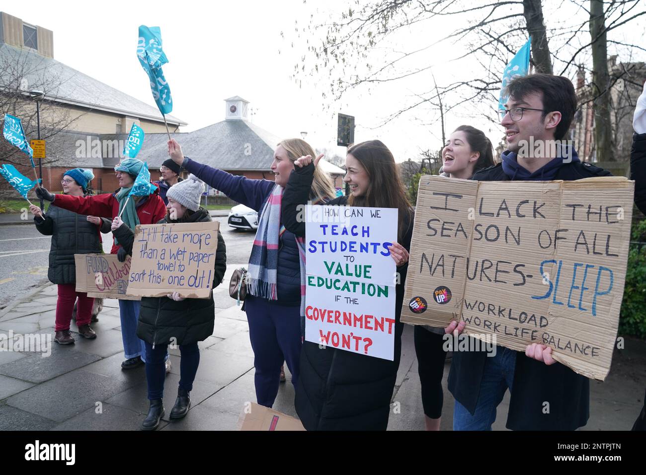 I membri della National Education Union (NEU) sulla linea di picket al di fuori della Marden Bridge Middle School di Whitley Bay, mentre gli insegnanti nel nord dell'Inghilterra iniziano il primo di tre giorni di azione di sciopero a livello nazionale in una lunga disputa sulla retribuzione. Data immagine: Martedì 28 febbraio 2023. Foto Stock