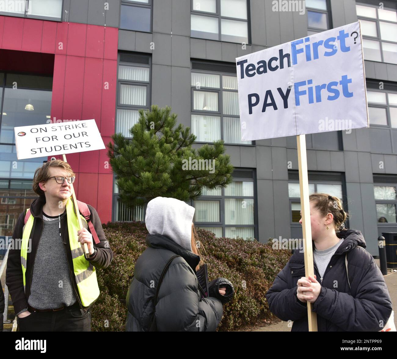 Manchester, Regno Unito, 28th febbraio 2023. Gli insegnanti che sono membri del National Education Union (NEU) nel nord dell'Inghilterra in sciopero come parte della loro disputa retributiva presso la Dean Trust School, Ardwick, Manchester, Regno Unito. Si ritiene che la maggior parte delle scuole limiteranno l'accesso agli alunni o chiuderanno completamente. Si prevede che oltre 300.000 insegnanti si sciopereranno durante tre giorni a partire da febbraio 28, per richiedere un aumento salariale del dodici per cento. Credit: Terry Waller/Alamy Live News Foto Stock