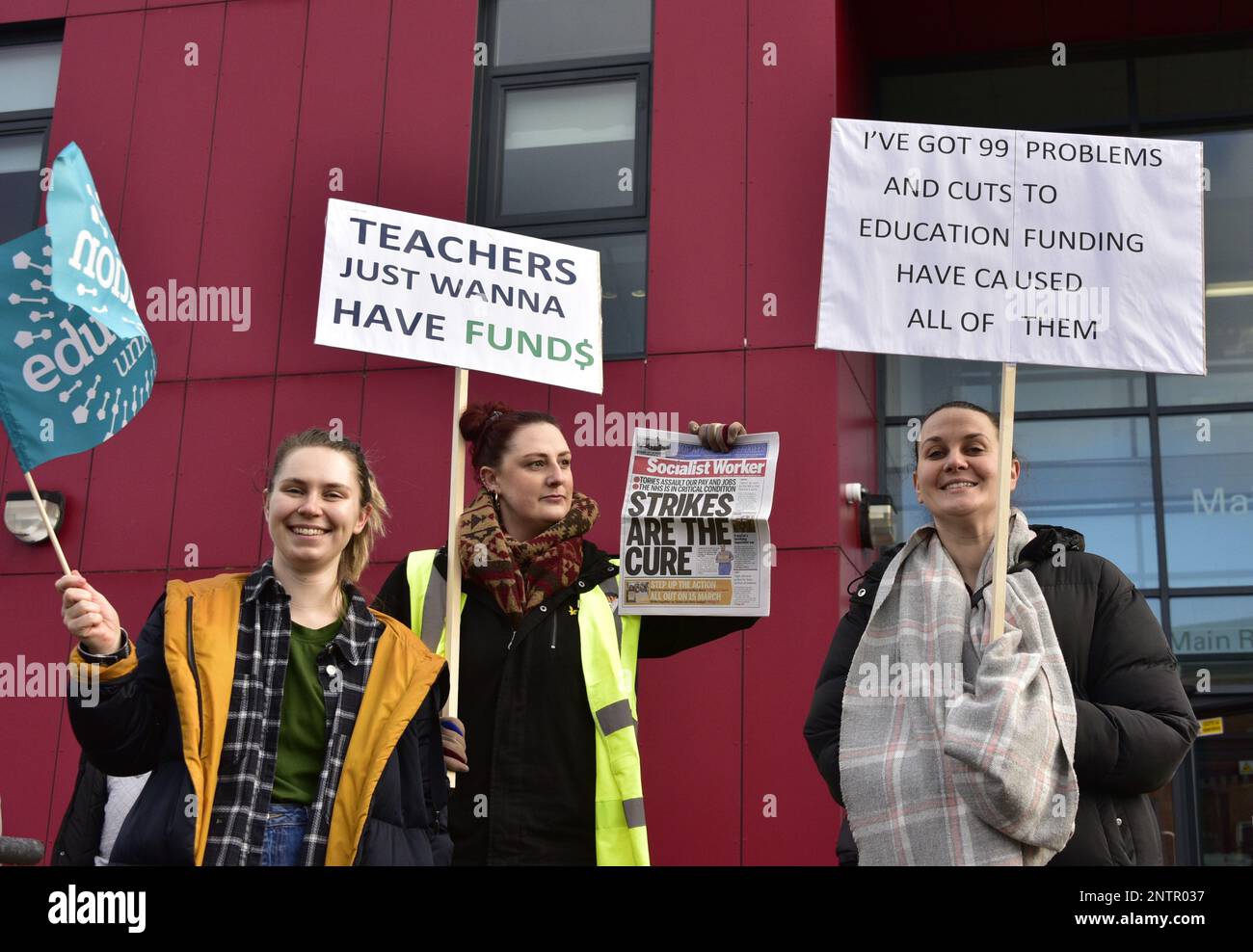 Manchester, Regno Unito, 28th febbraio 2023. Gli insegnanti che sono membri del National Education Union (NEU) nel nord dell'Inghilterra in sciopero come parte della loro disputa retributiva presso la Dean Trust School, Ardwick, Manchester, Regno Unito. Si ritiene che la maggior parte delle scuole limiteranno l'accesso agli alunni o chiuderanno completamente. Si prevede che oltre 300.000 insegnanti si sciopereranno durante tre giorni a partire da febbraio 28, per richiedere un aumento salariale del dodici per cento. Credit: Terry Waller/Alamy Live News Foto Stock