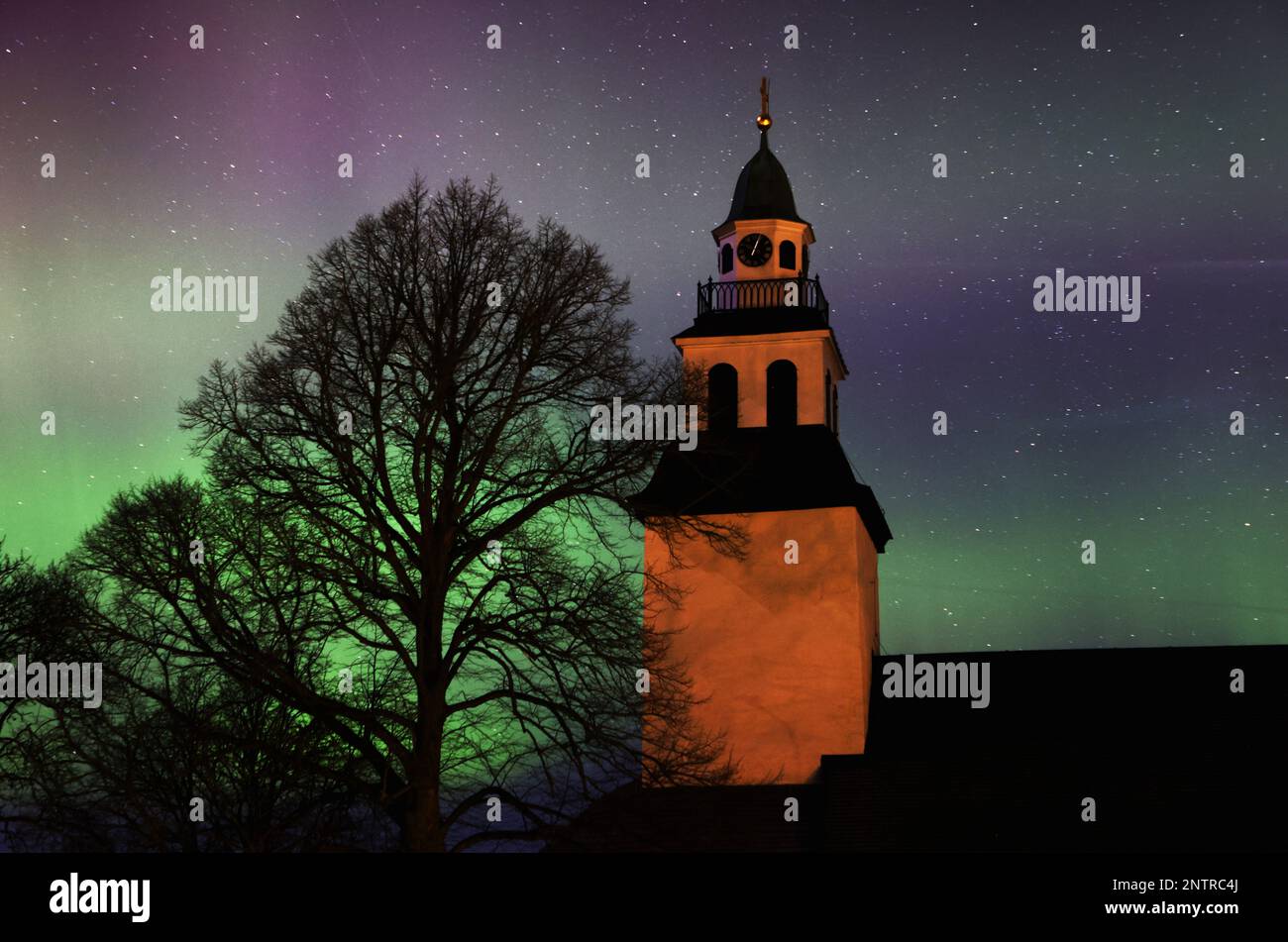 Hagebyhöga, Svezia. 27th, febbraio 2023. Tempo stagionale, aurora boreale durante la notte verso il martedì nella contea di Östergötland, Svezia. Nella foto: La chiesa di Hagebyhöga, appena fuori dalla città di Vadstena, Svezia. Un'aurora (aurora o aurora), nota anche come le luci polari, è un'esposizione di luce naturale nel cielo della Terra, vista prevalentemente nelle regioni ad alta latitudine. Credit: Jeppe Gustafsson/Alamy Live News Foto Stock