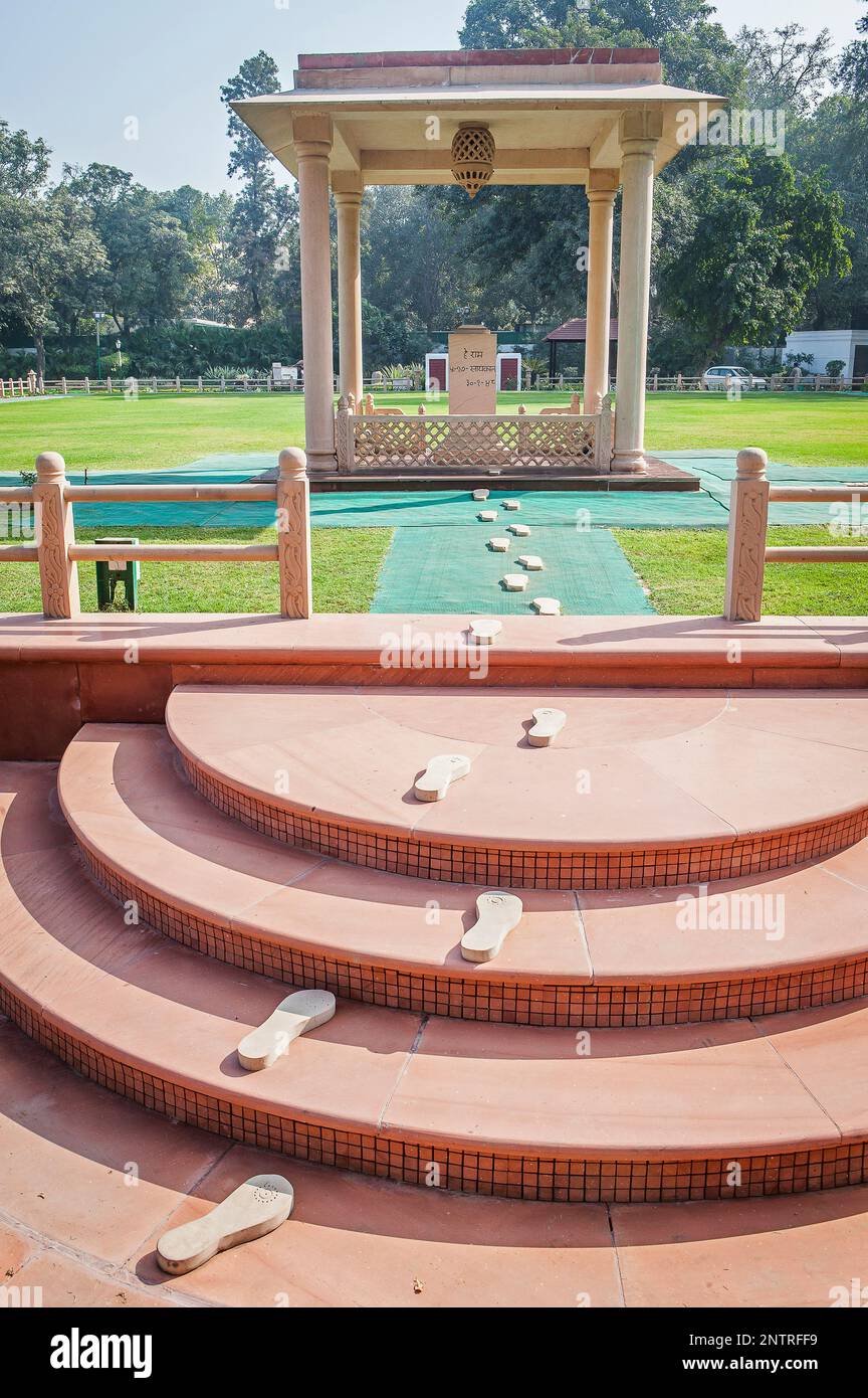 Gandhi Smriti, il Museo della casa del Mahatma Gandhi per ultimi 144 giorni della sua vita, prima che egli è stato ucciso il 30 di gennaio 1948. Sulle orme rappresentano il suo L Foto Stock