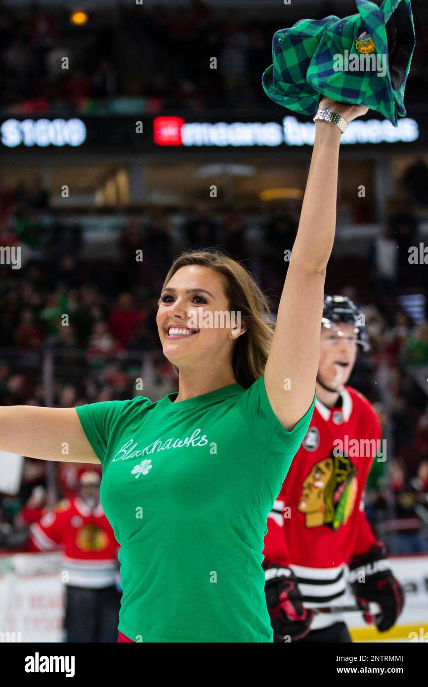 March 11, 2019: A member of the Blackhawks Ice Crew gathers hats up off of the ice after a hat trick goal by #11 Brendan Perlini during the National Hockey League game between the Chicago Blackhawks and the Arizona Coyotes at the United Center in Chicago, IL. Mike Wulf/CSM(Credit Image: © Mike Wulf/CSM via ZUMA Wire) (Cal Sport Media via AP Images) Foto Stock