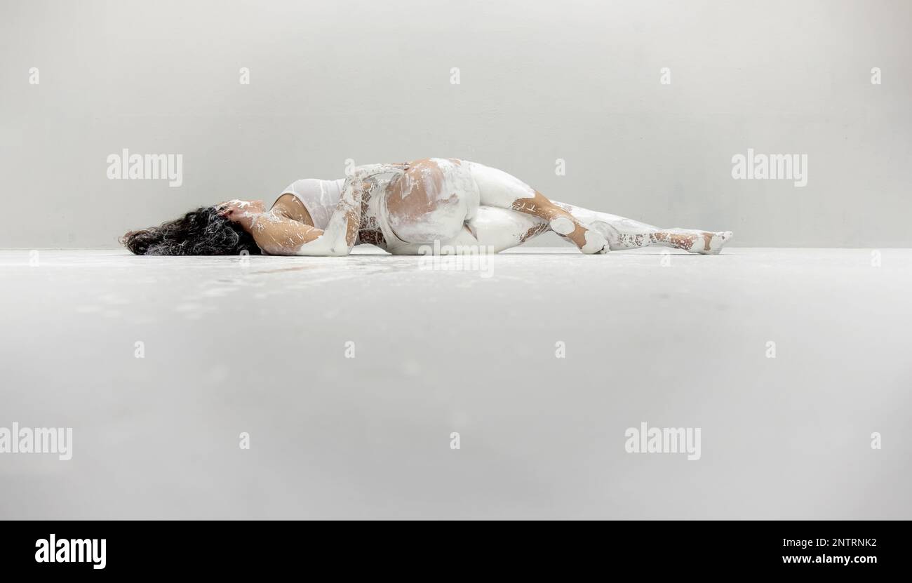 ampio banner vista posteriore di una giovane donna sexy in intimo, intimo, artisticamente astratto dipinto con vernice bianca, con un bel bordo rotondo erotico Foto Stock