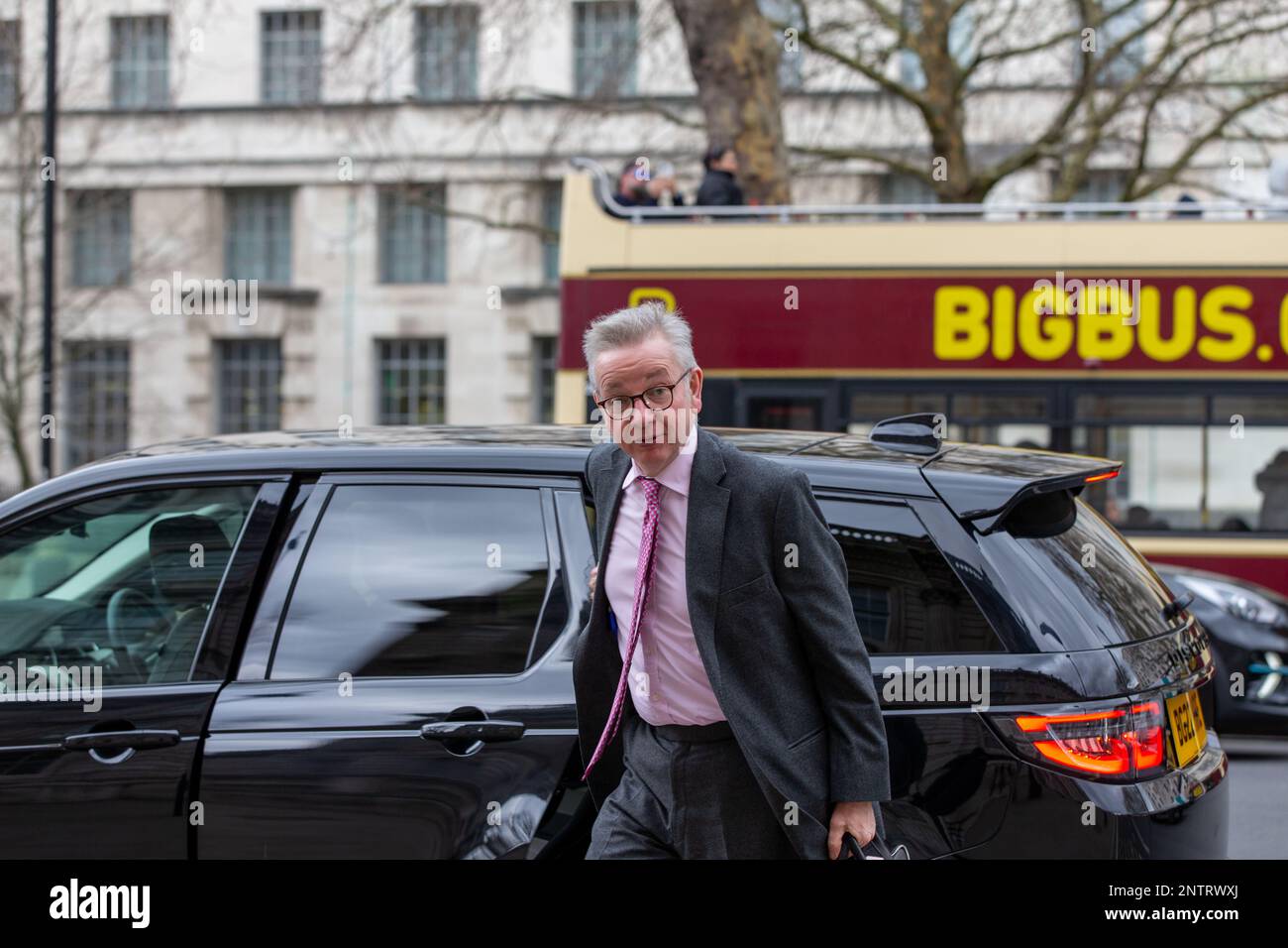 Londra,UK, 27th.Feb,2023.Michael Gove Segretario di Stato per le comunità abitative e governante locale arriva al gabinetto per la riunione Foto Stock