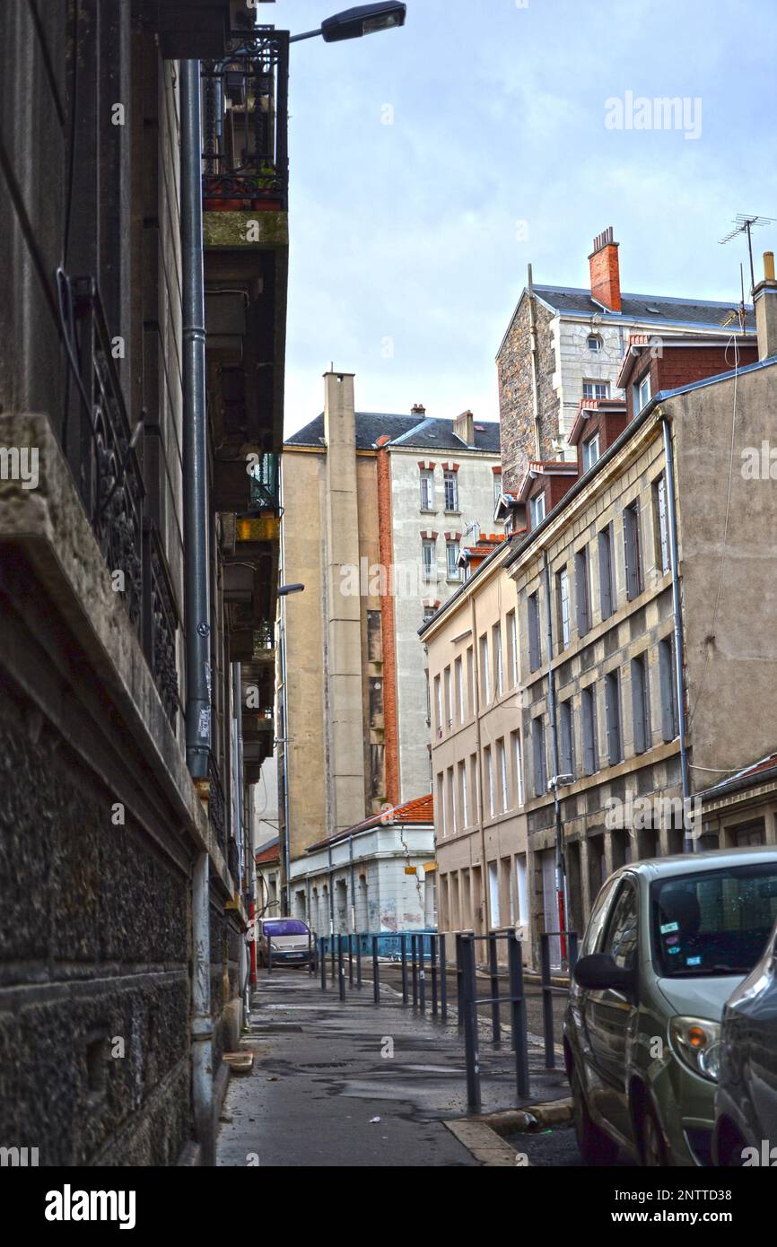 Saint-Etienne, Francia - Gennaio 27th 2020 : Via Vecchia nel centro della città, con antichi edifici, che mostrano il passato industriale dell'acciaio del luogo. Il Foto Stock